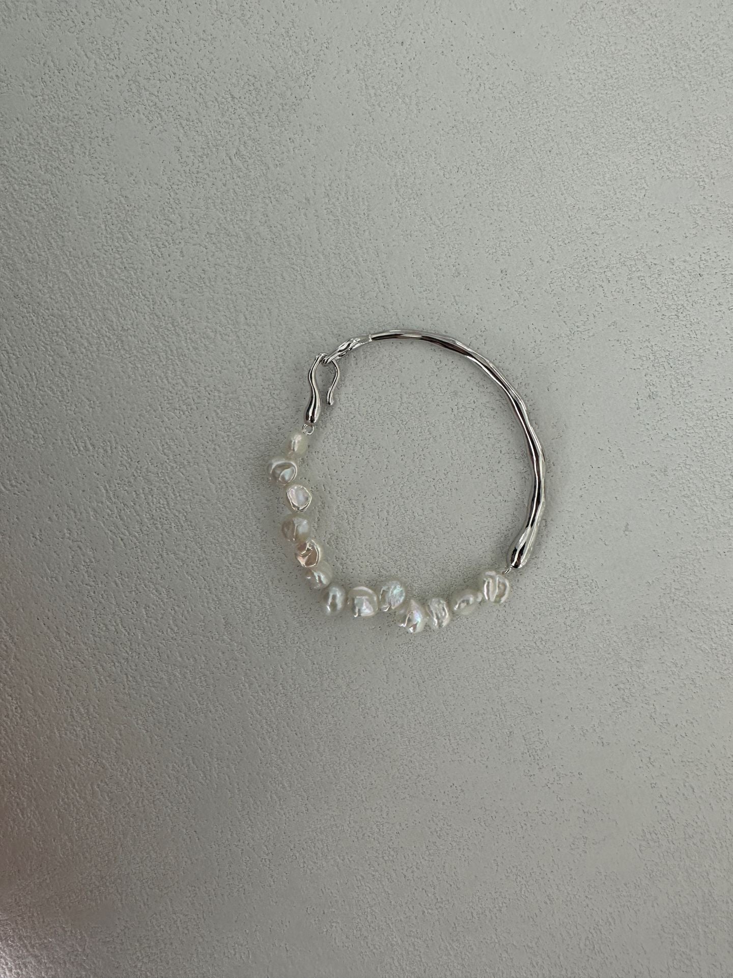 Baroque Pearl & White Gold-plated Silver Bangle Bracelet | Fixed Size | Elegant Minimalist Jewelry